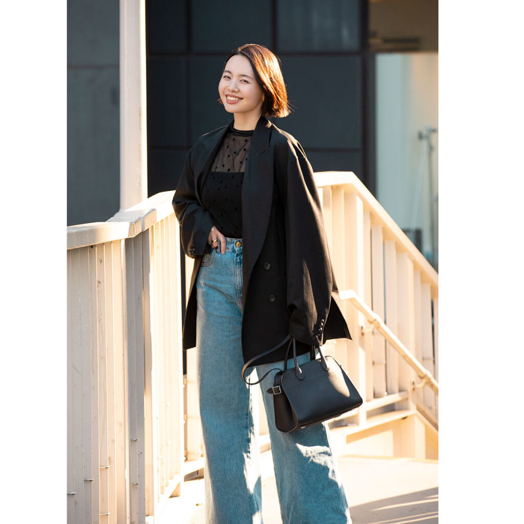 透けブラウスにジャケットとデニムのコーデ