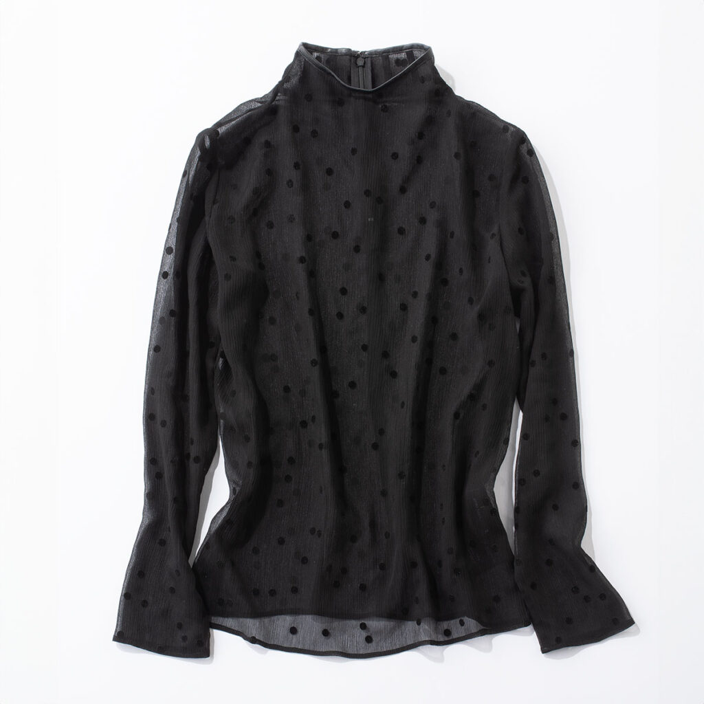 ドットの透けブラウス