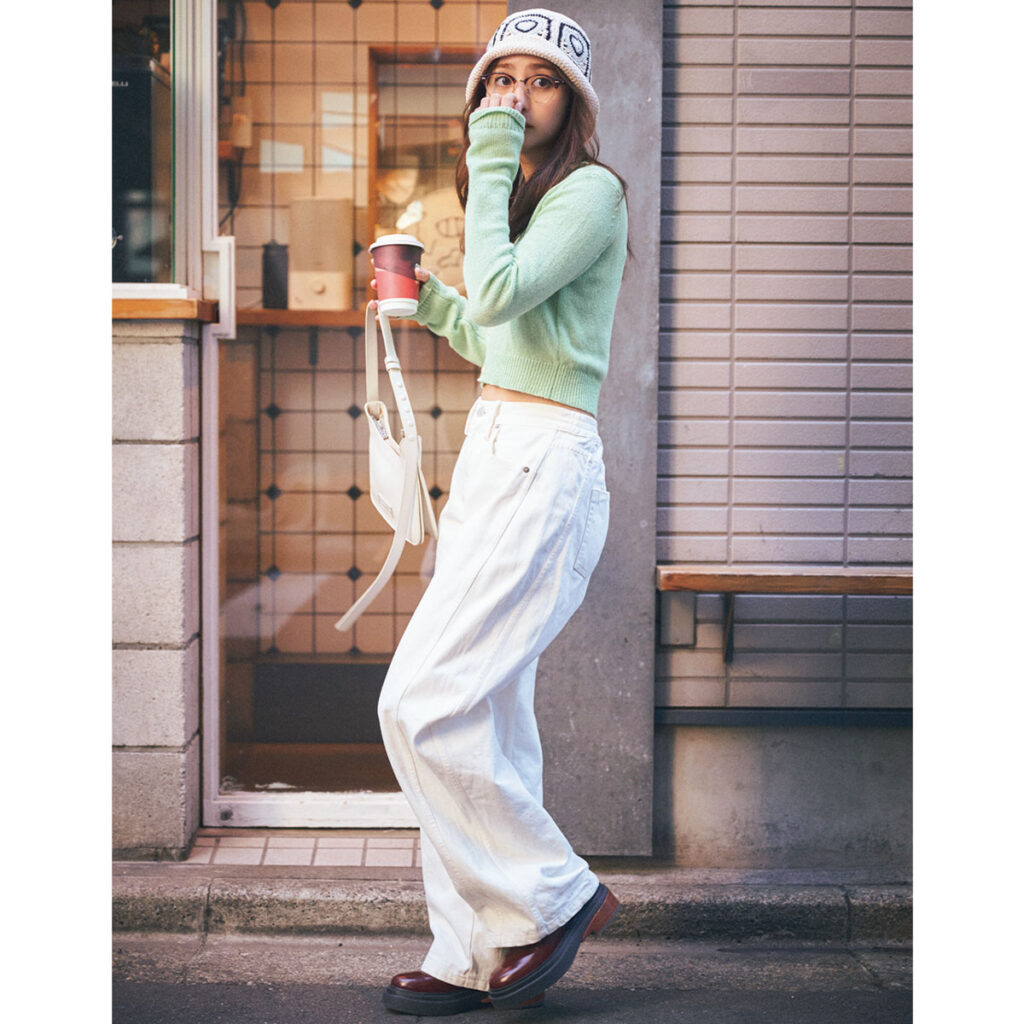 グリーンカーデと白パンツのワンツーコーデ