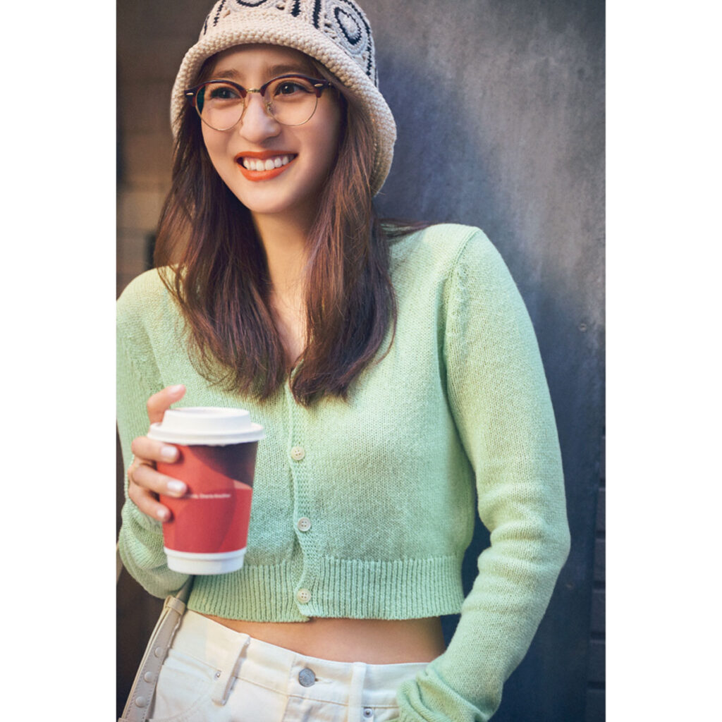 グリーンカーデと白パンツのワンツーコーデ