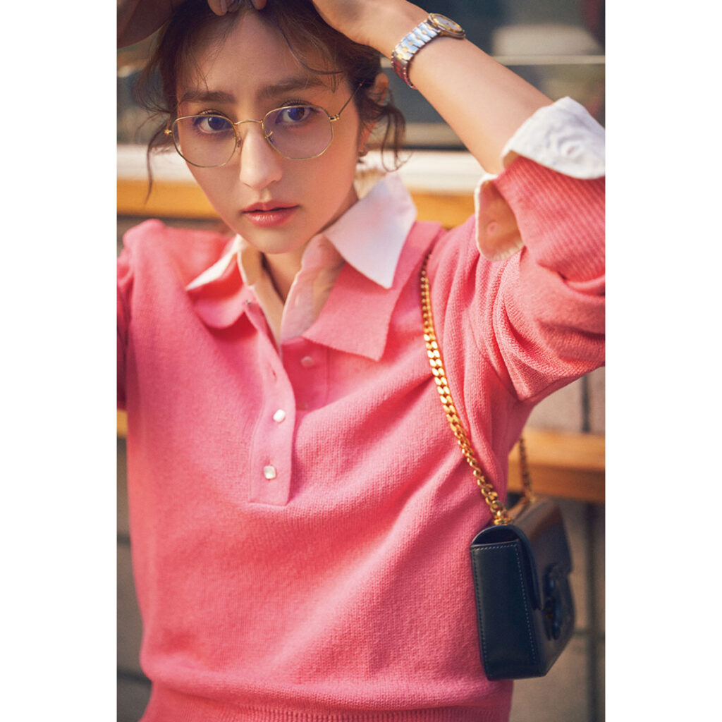 ピンクのポロニットとグレーデニムのコーデ