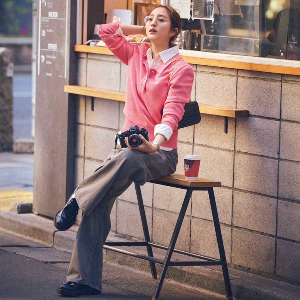 ピンクのポロニットとグレーデニムのコーデ