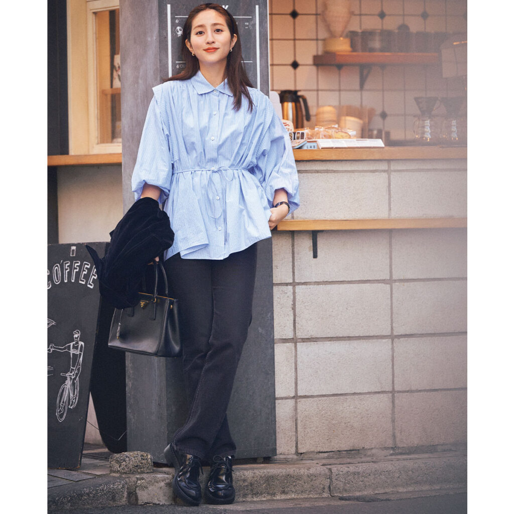 ブルーシャツと黒デニムのコーデ