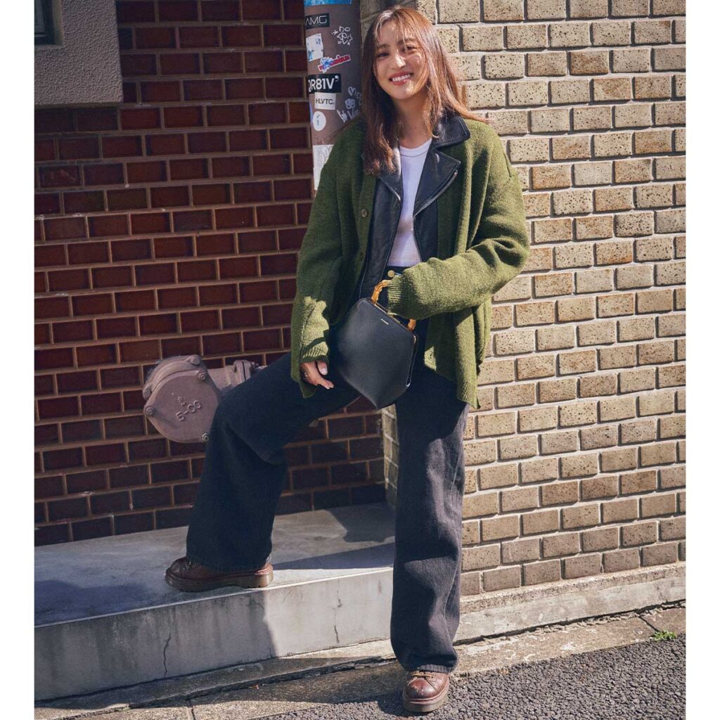 ライダースにカーディガンとデニムのカジュアルコーデ