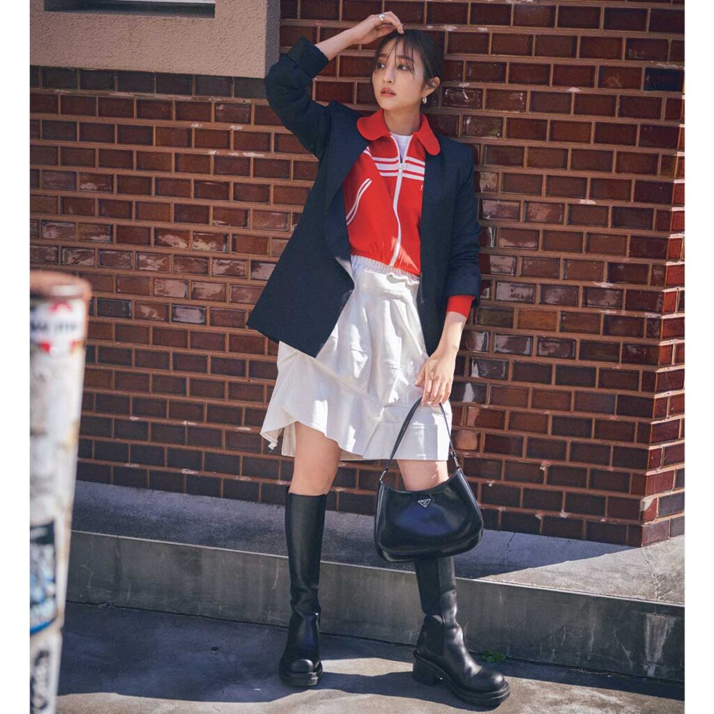 赤のトラックジャケットに白のミニスカートのスポーツMIXコーデ