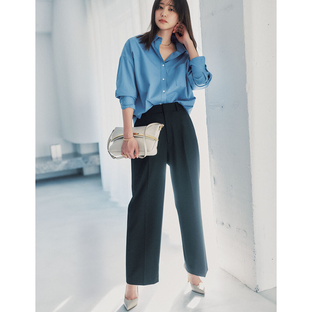 キレイめシャツと黒パンツのコーデ,ユニクロタックワイドパンツのコーデ