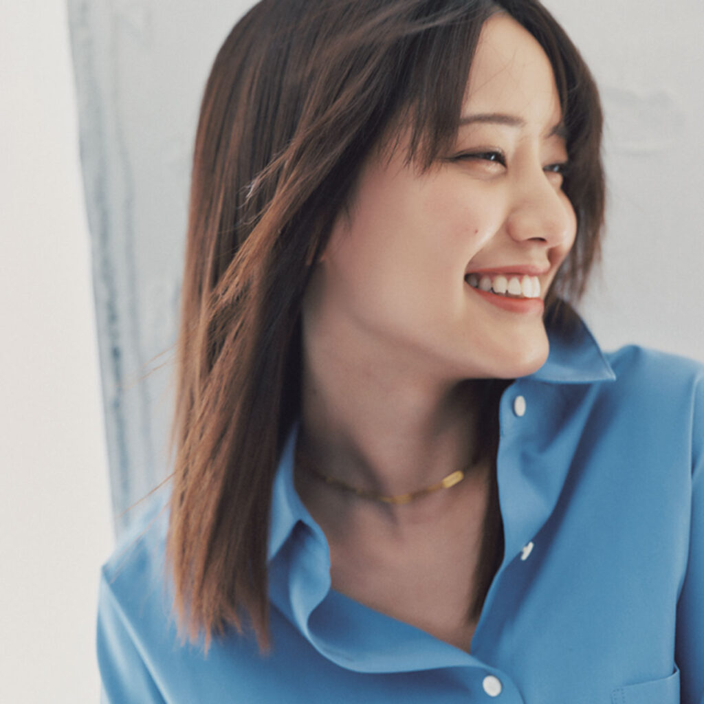 キレイめシャツと黒パンツのコーデ