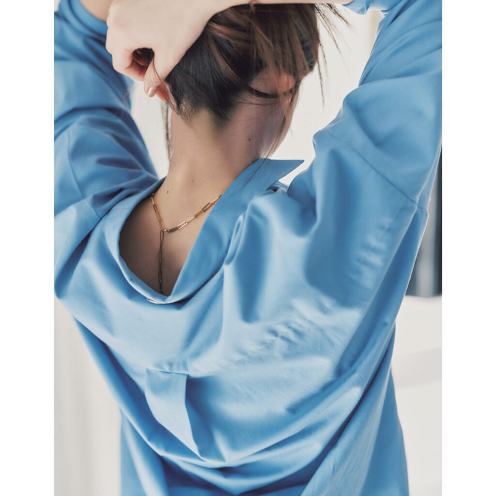 キレイめシャツと黒パンツのコーデ