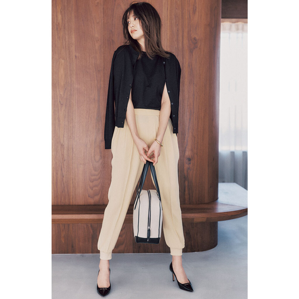 ユニクロの黒カーデとベージュのジョガーパンツのコーデ