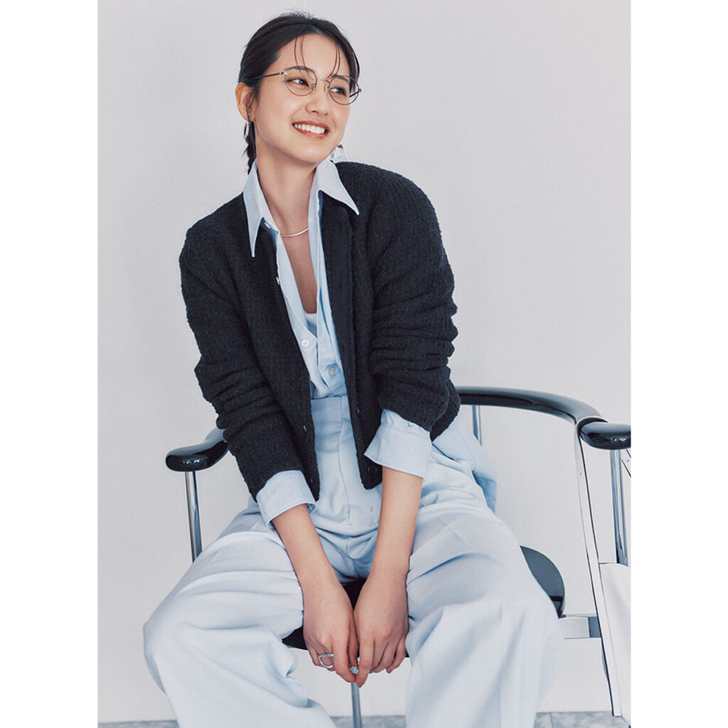 シャツとユニクロカーデのコーデ