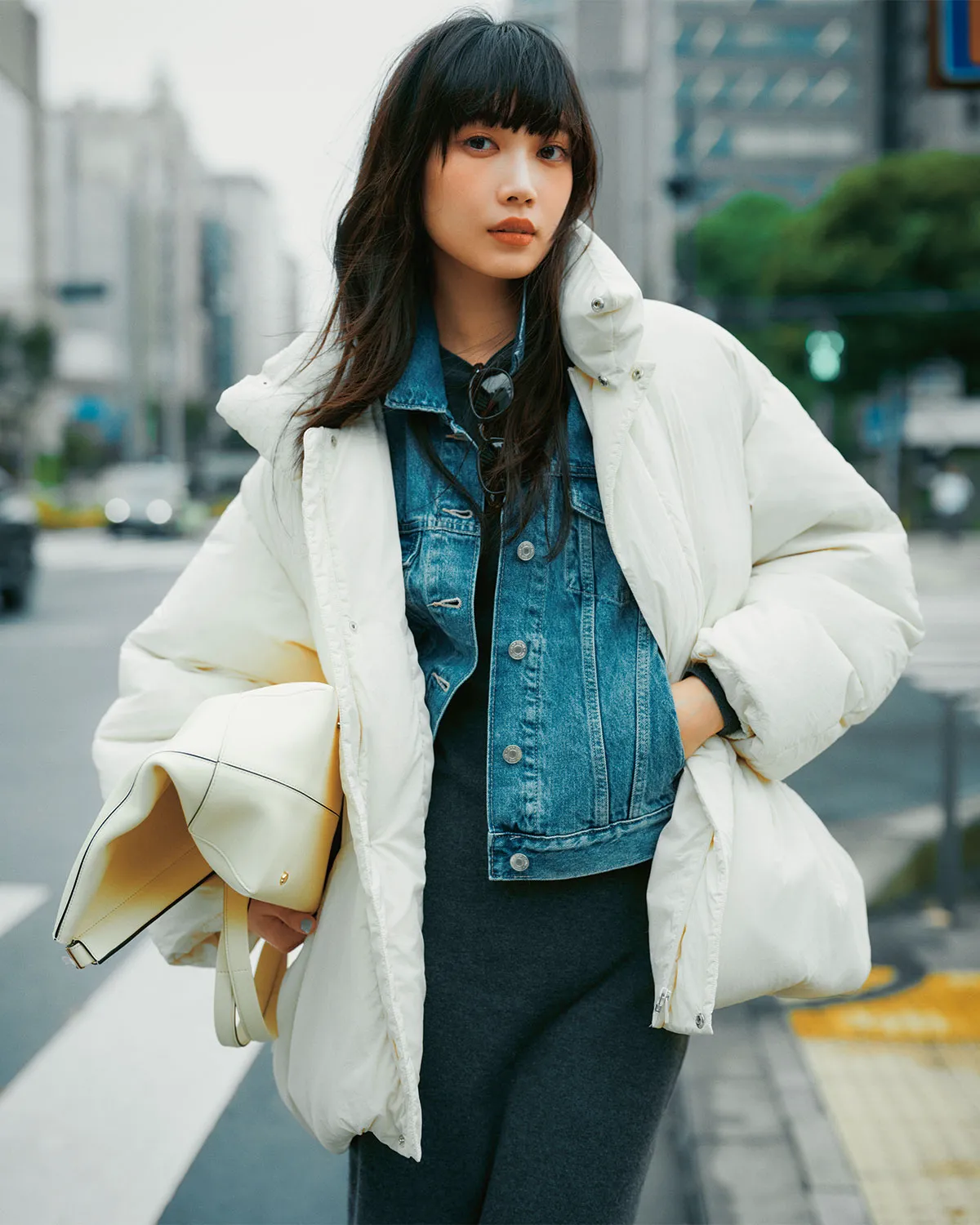 グレーのワンピースにデニムジャケットとパファーダウンを合わせた30代におすすめのワンピースコーデ