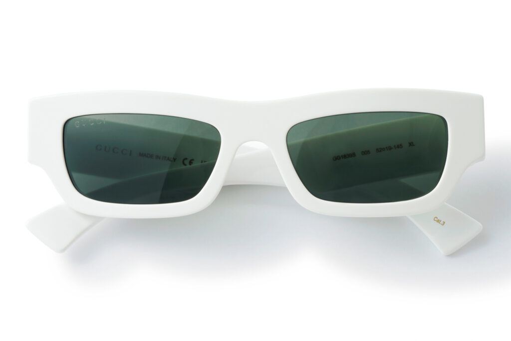 グッチの白フレームサングラス