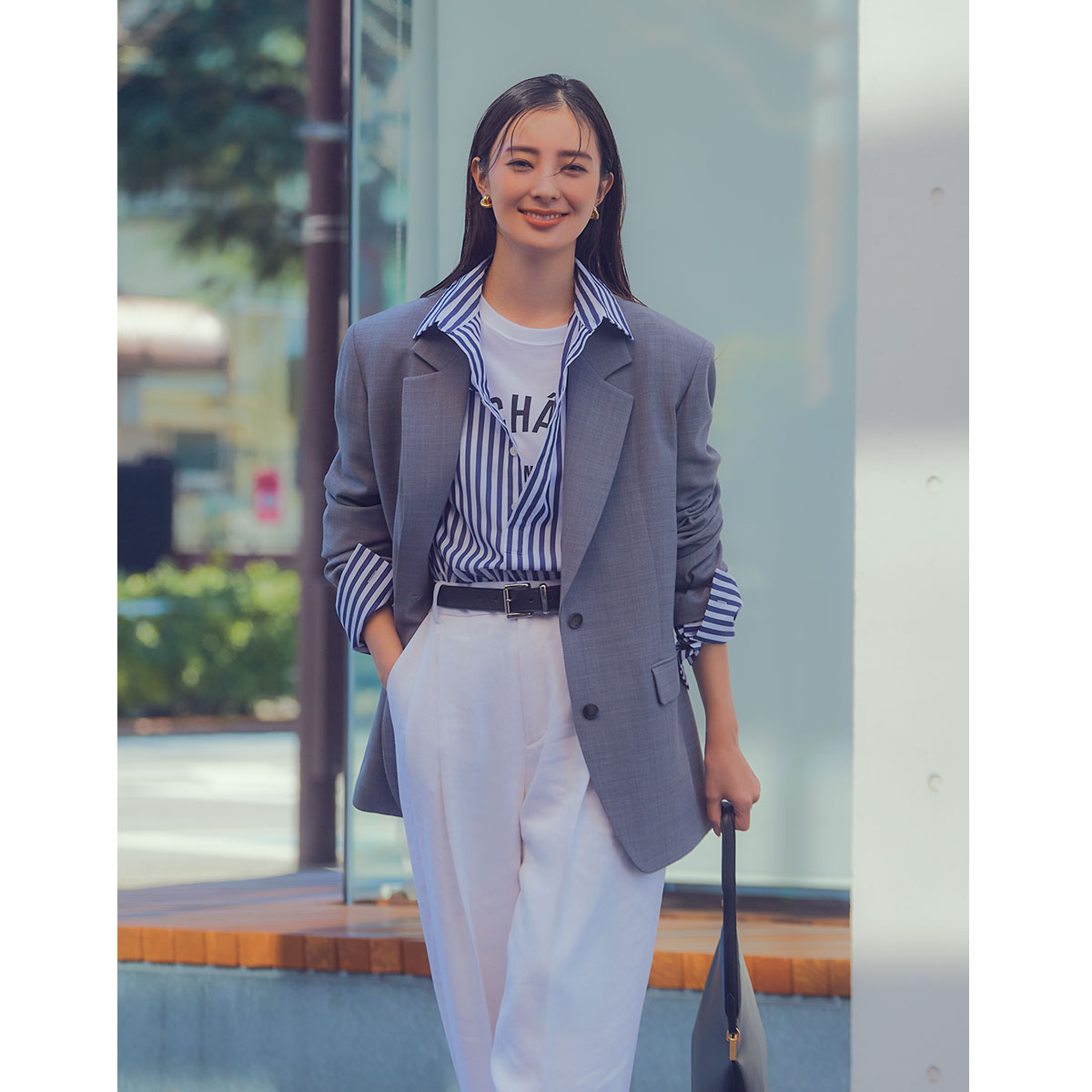 ストライプシャツとグレージャケットのコーデ