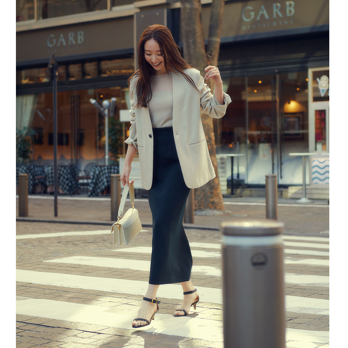 ノーカラージャケットとキレイめスカートのコーデ