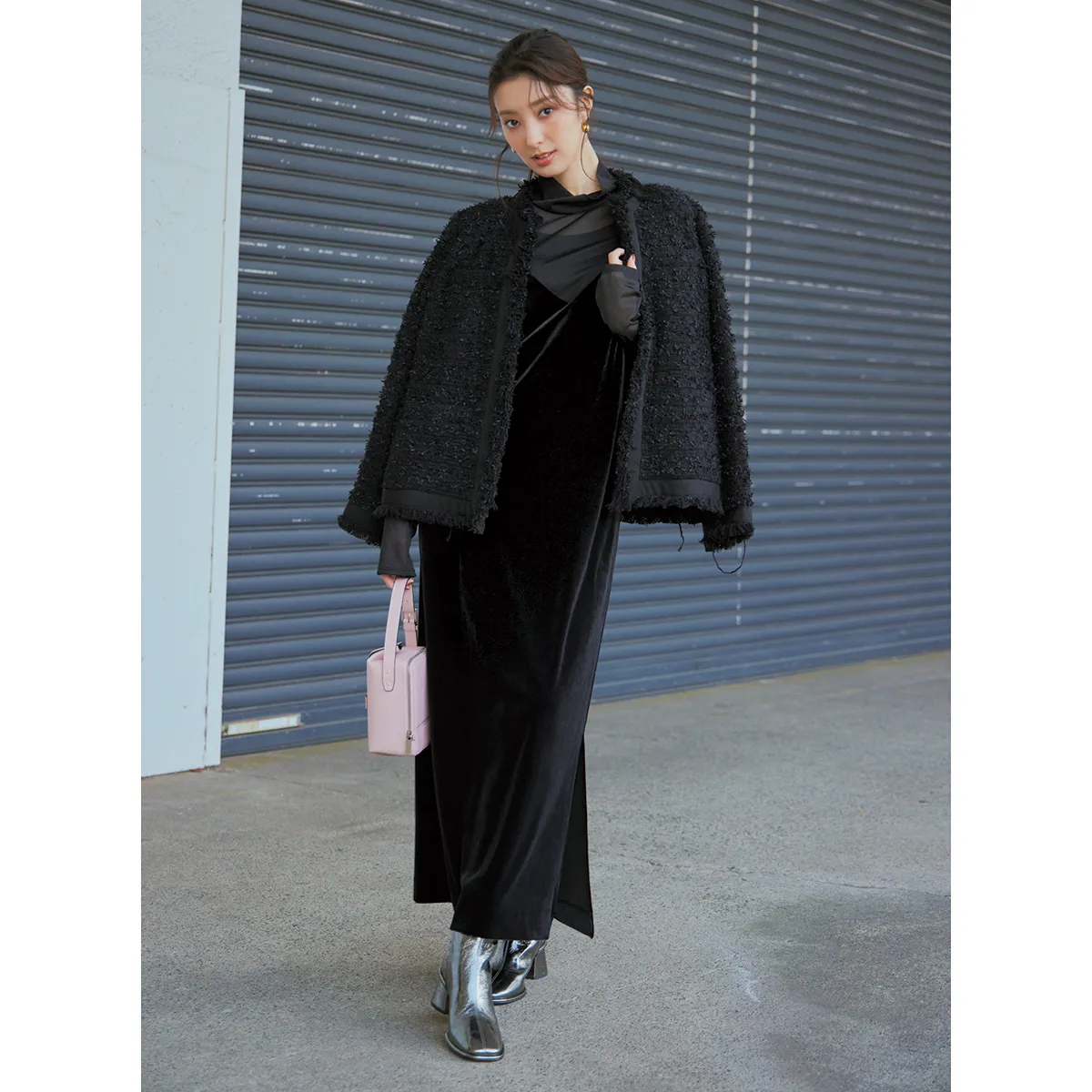 黒のツイードジャケットに黒のベロアワンピースを合わせた30代におすすめのワンピースコーデ