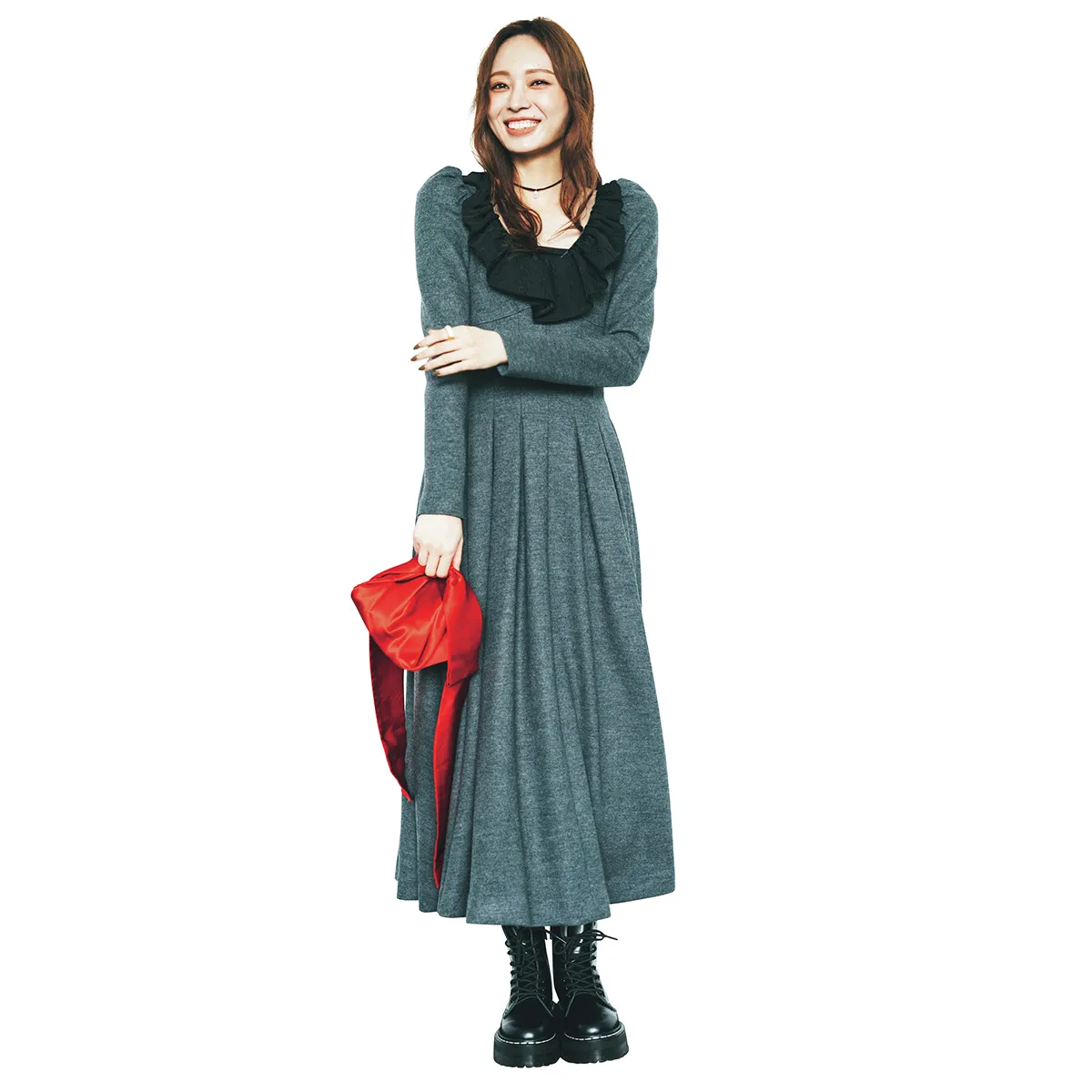 フリルが施されたパフスリーブワンピースに赤バッグを合わせた30代におすすめのワンピースコーデ