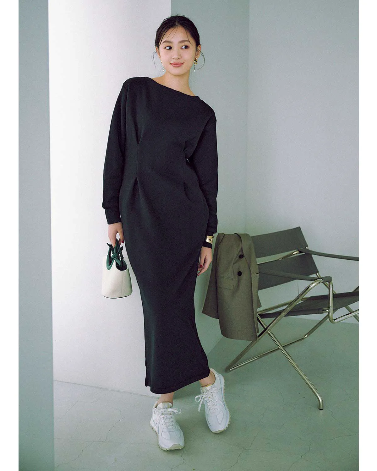 スウェットワンピースに白スニーカーを合わせた30代におすすめのワンピースコーデ