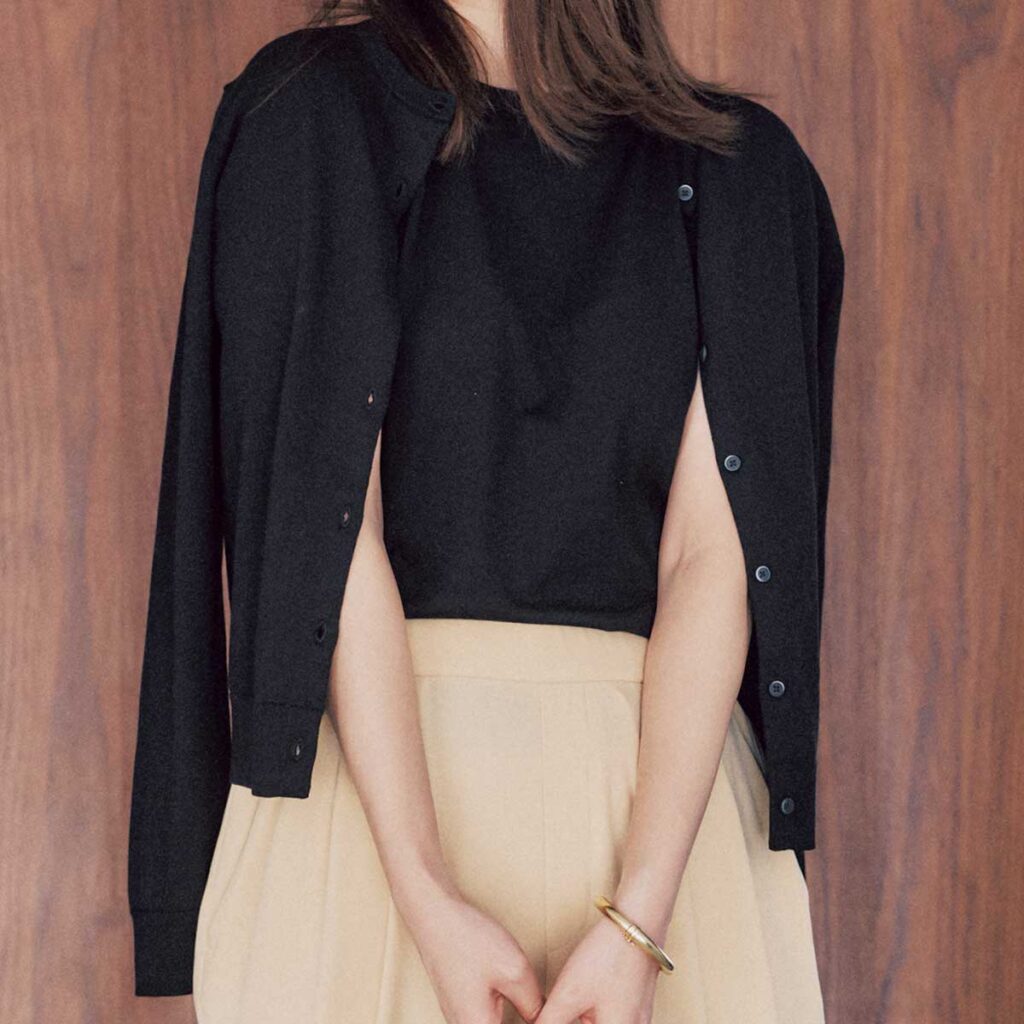 ユニクロの黒カーデ