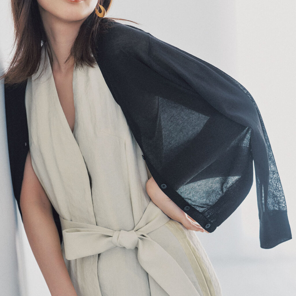 ワンピースとユニクロの黒カーデのコーデ