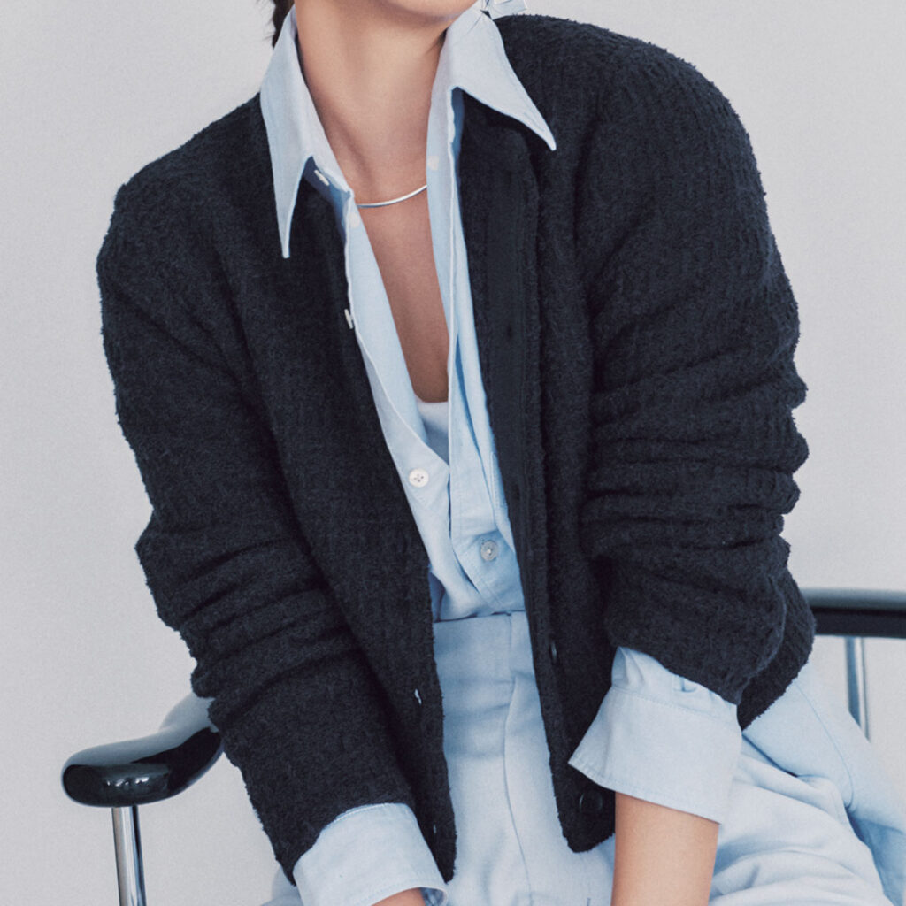 シャツとユニクロカーデのコーデ