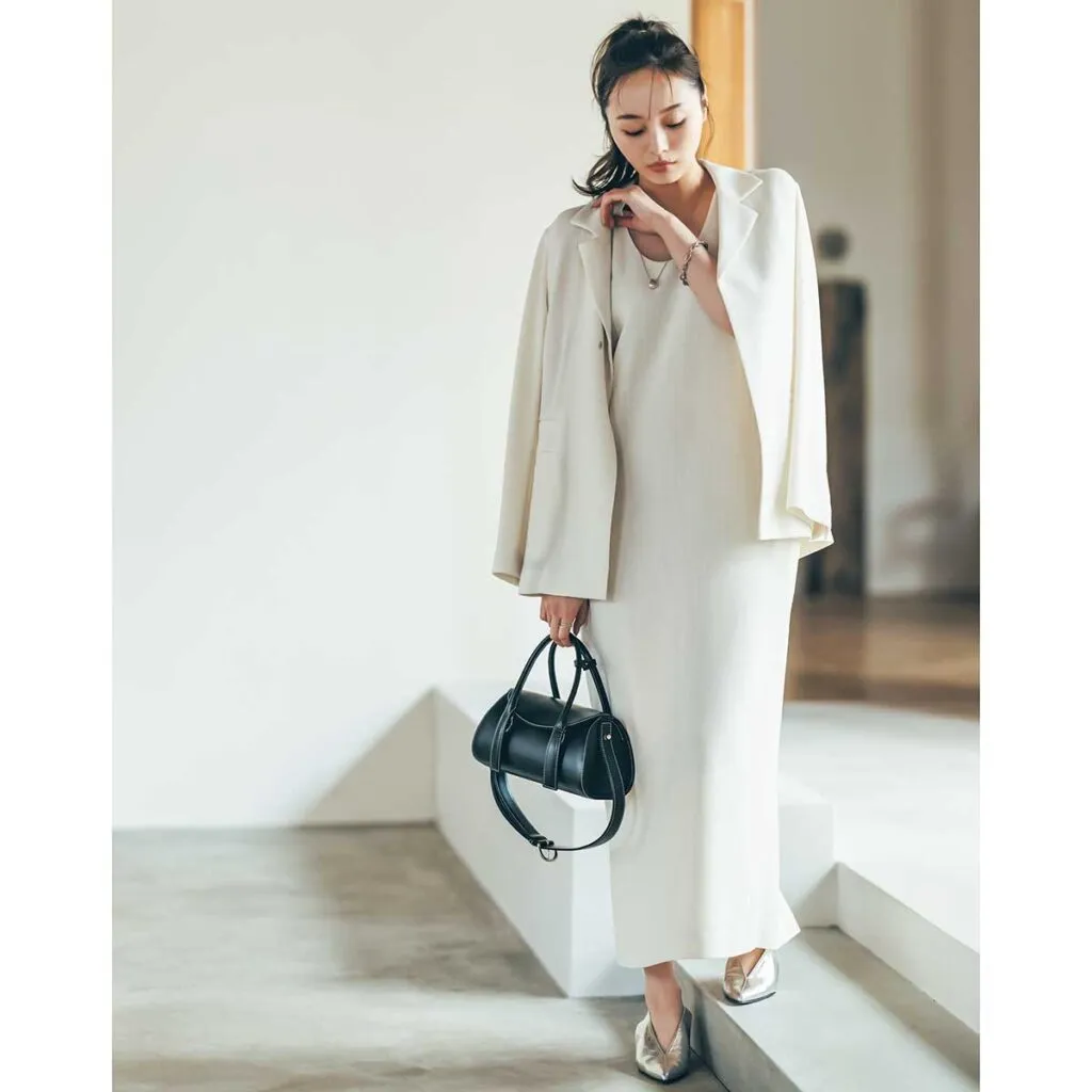 白ワンピースに白ジャケットを重ねた30代におすすめのワンピースコーデ