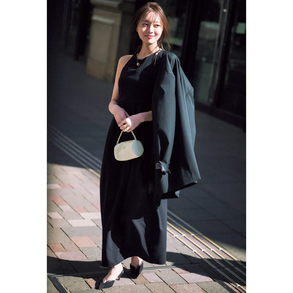 黒ワンピースに黒ジャケットを肩掛けした30代におすすめのワンピースコーデ