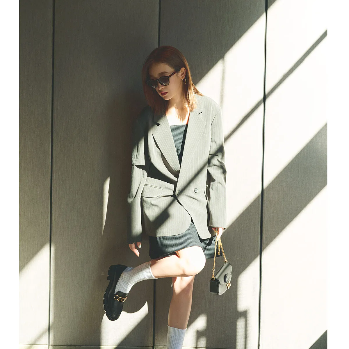 ミニ丈のワンピースにストライプ柄ジャケットを合わせた30代におすすめのワンピースコーデ