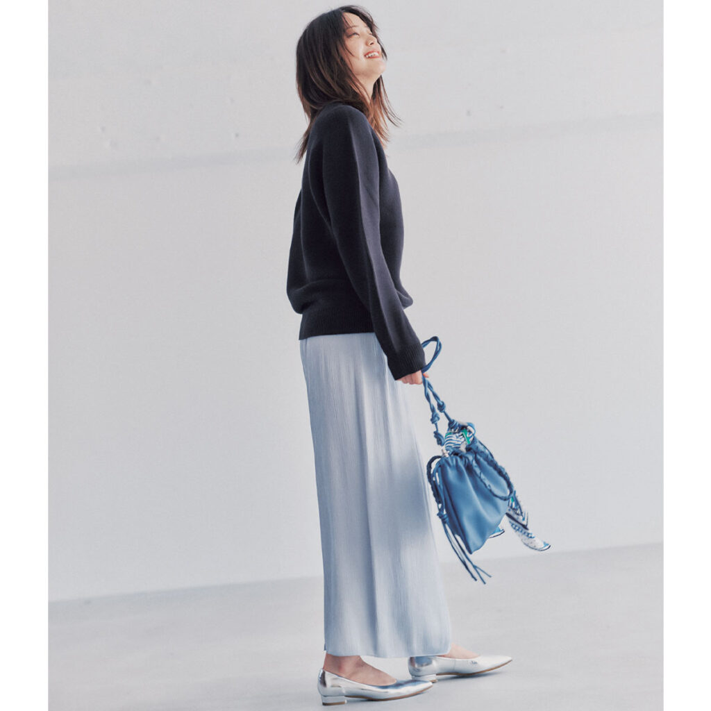 ユニクロのメンズプルオーバーときれい色スカートのコーデ