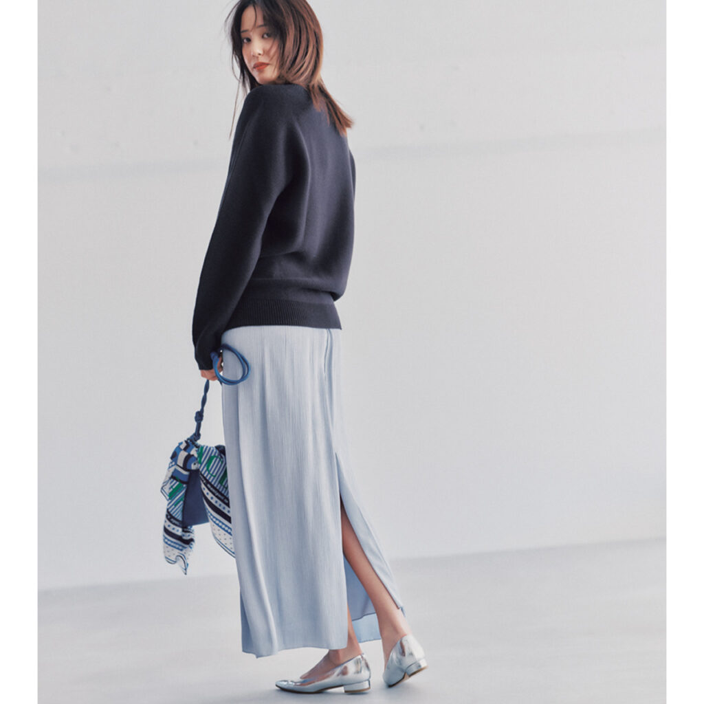 ユニクロのメンズプルオーバーときれい色スカートのコーデ