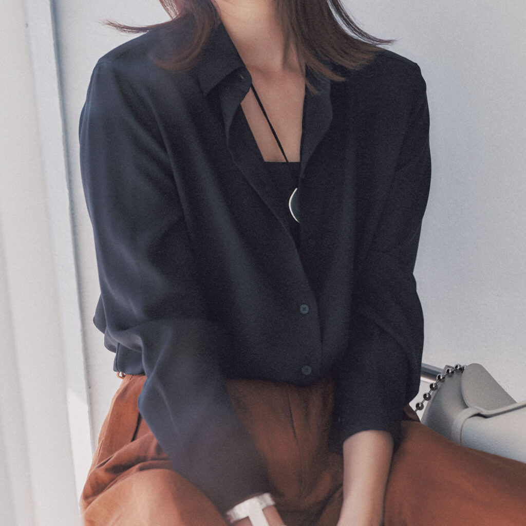 ユニクロのとろみシャツのコーデ