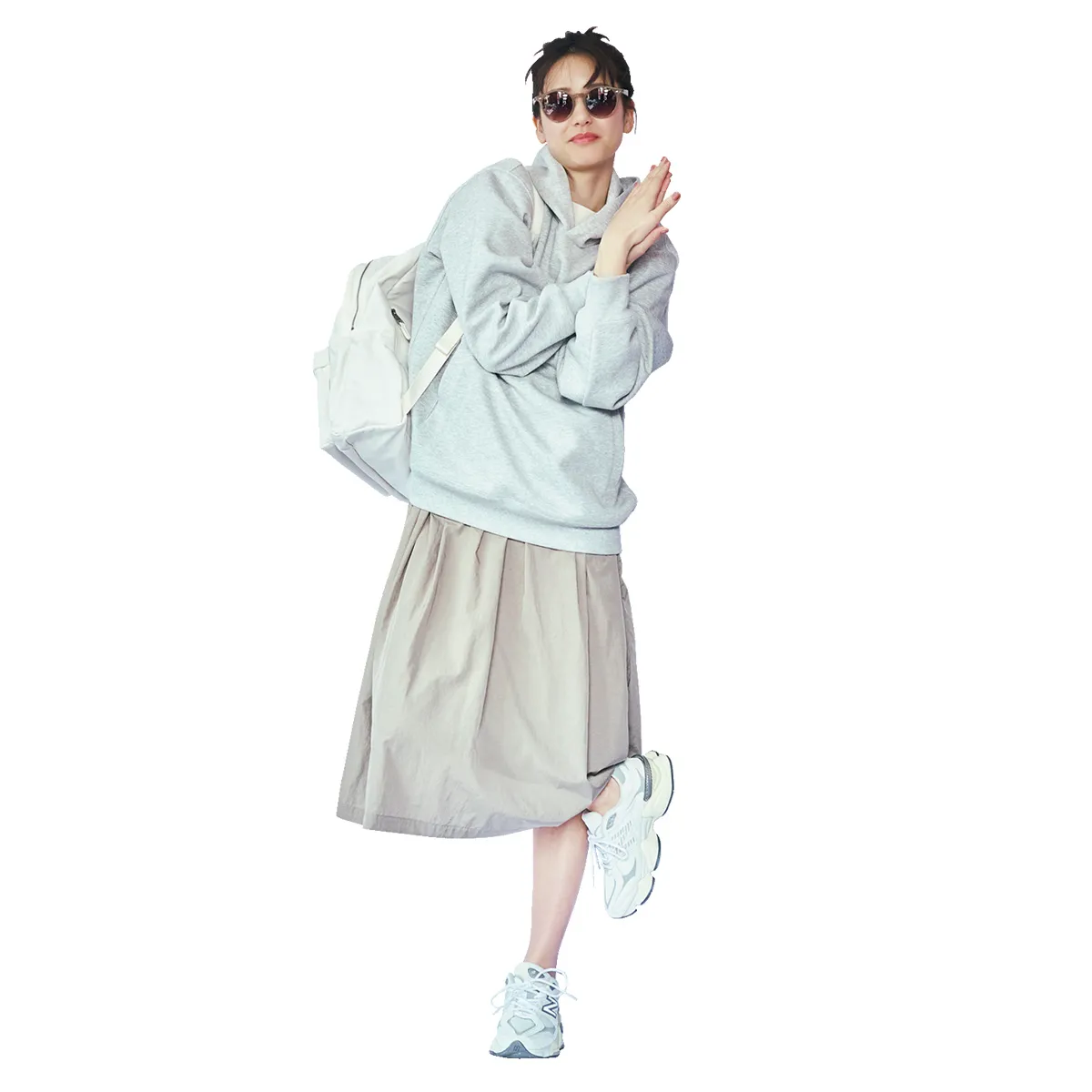 ノースリーブワンピースにフーディーを重ねた30代におすすめのワンピースコーデ