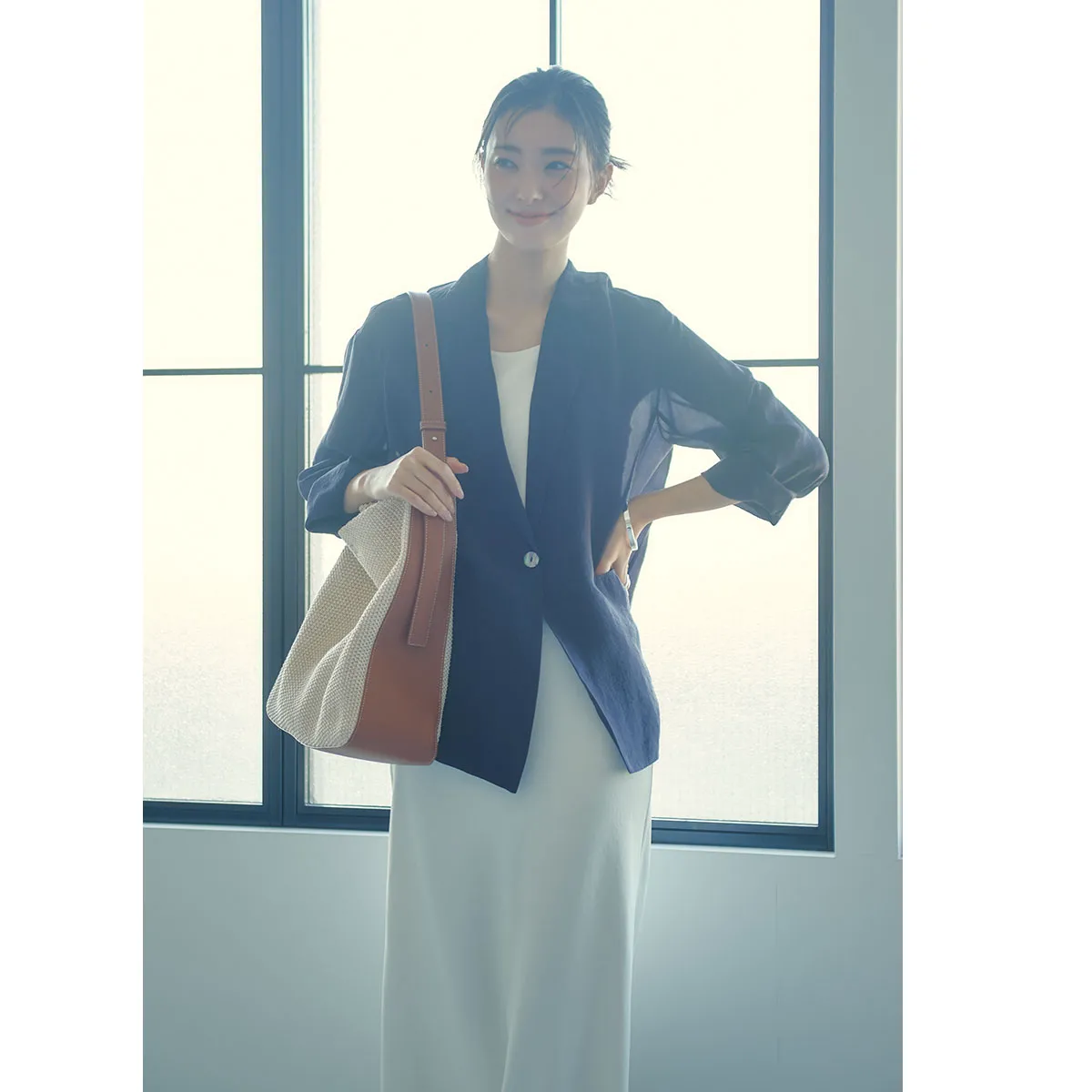 白ワンピースにシアーカーディガンを重ねた30代におすすめのワンピースコーデ