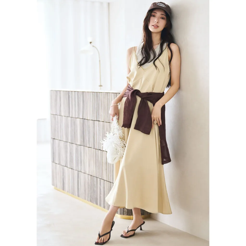 バターイエローのノースリーブワンピースにブラウンのシャツを腰巻きした、30代におすすめのワンピースコーデ