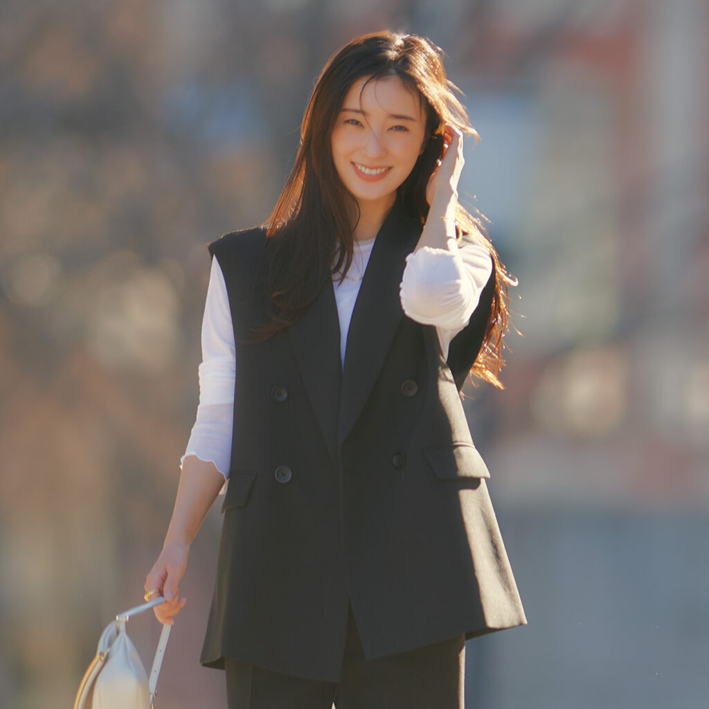 黒のジレパンセットアップのコーデ