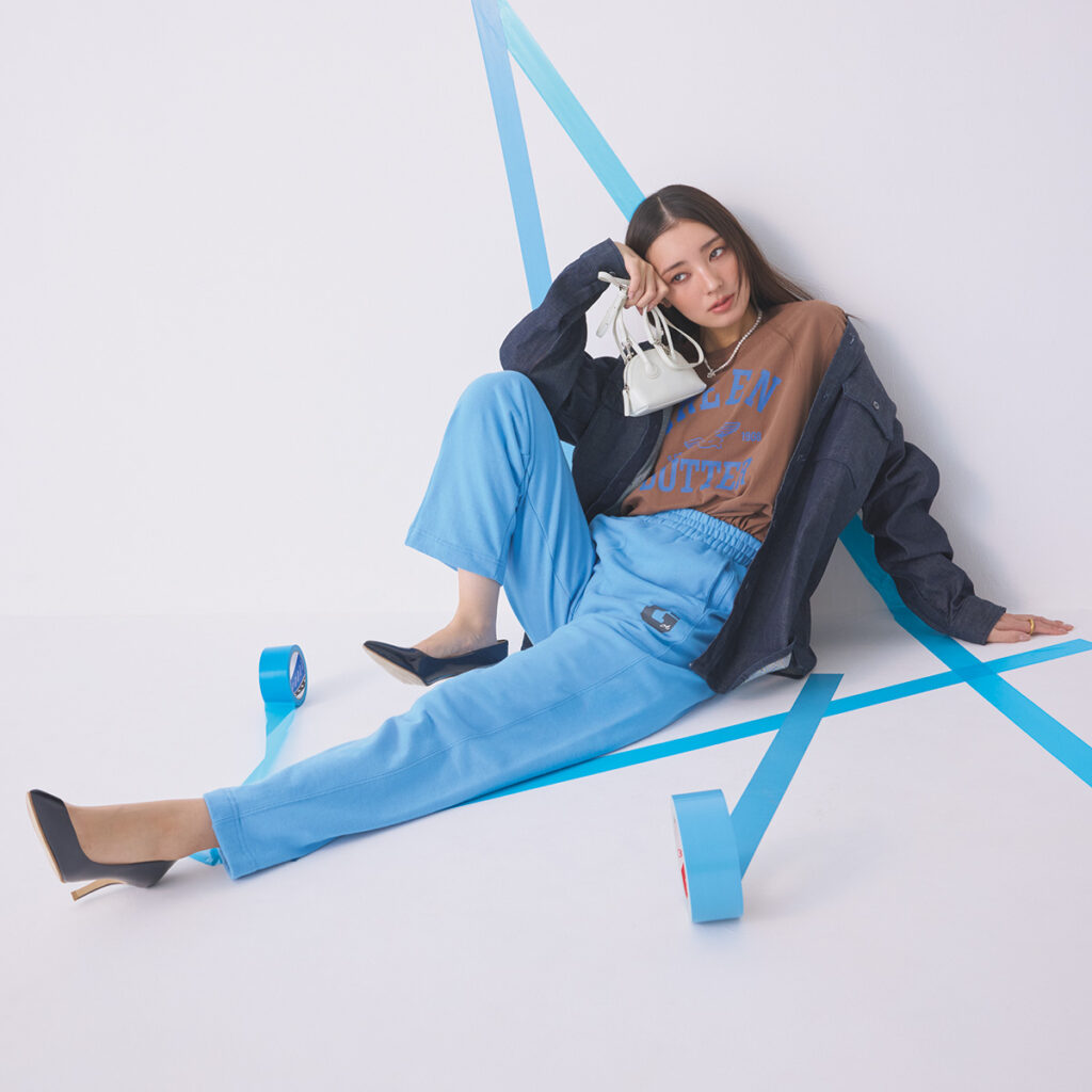 ロゴTとパンツのスポーティコーデ