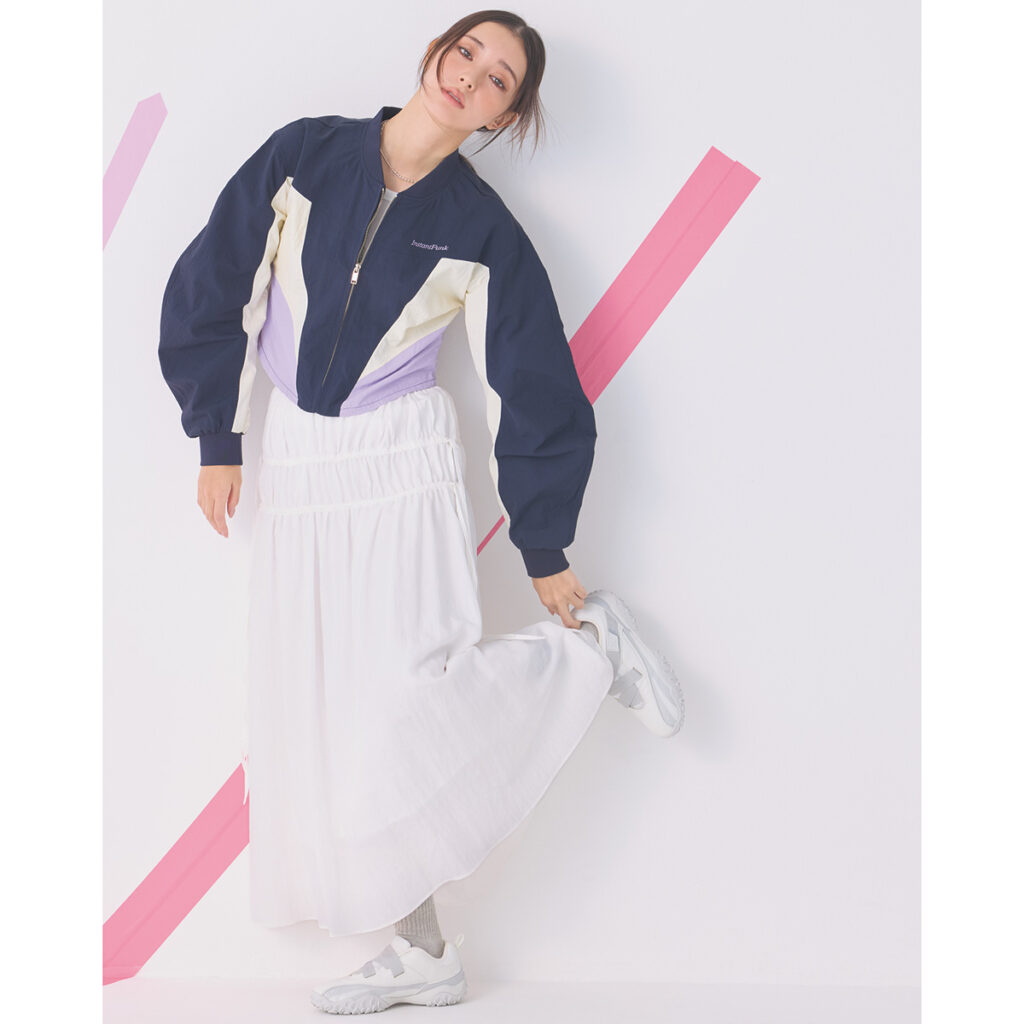 スポーティブルゾンと白スカートのコーデ