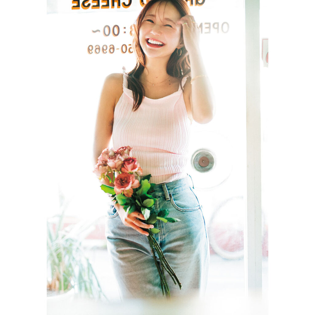 ニットタンクとデニムのコーデ