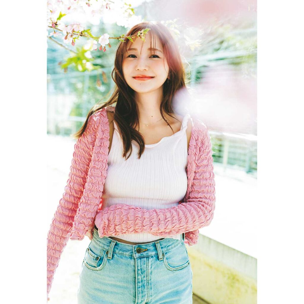 ピンクのポコポコカーデとデニムのコーデ