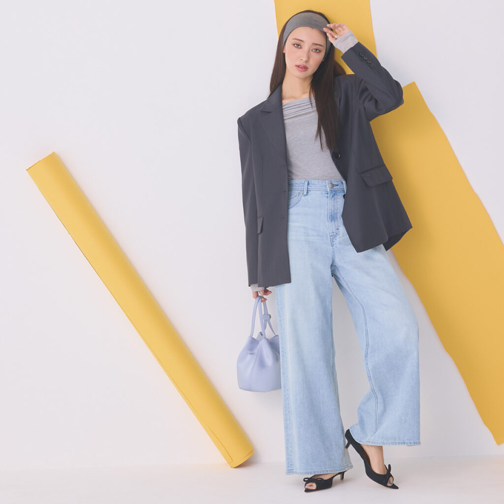 肩パッド入りジャケットとデニムのコーデ