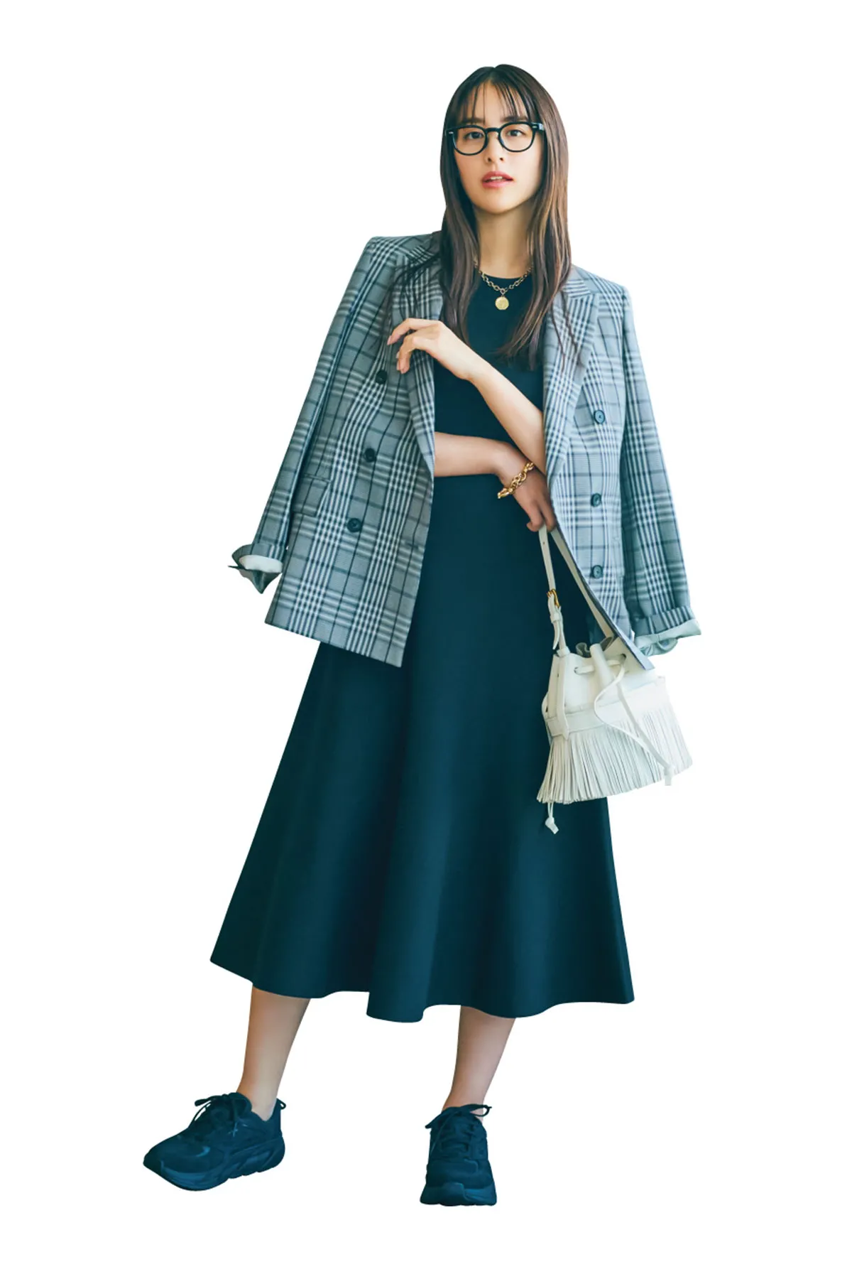 ネイビーのワンピースにチェック柄ジャケットと白バッグを合わせた、30代におすすめのワンピースコーデ