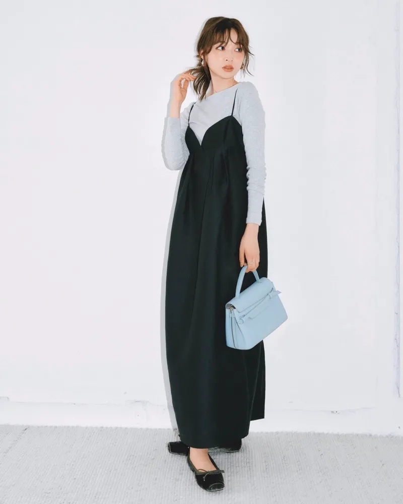 キャミソールワンピースにカットソーを重ねた30代におすすめのワンピースコーデ