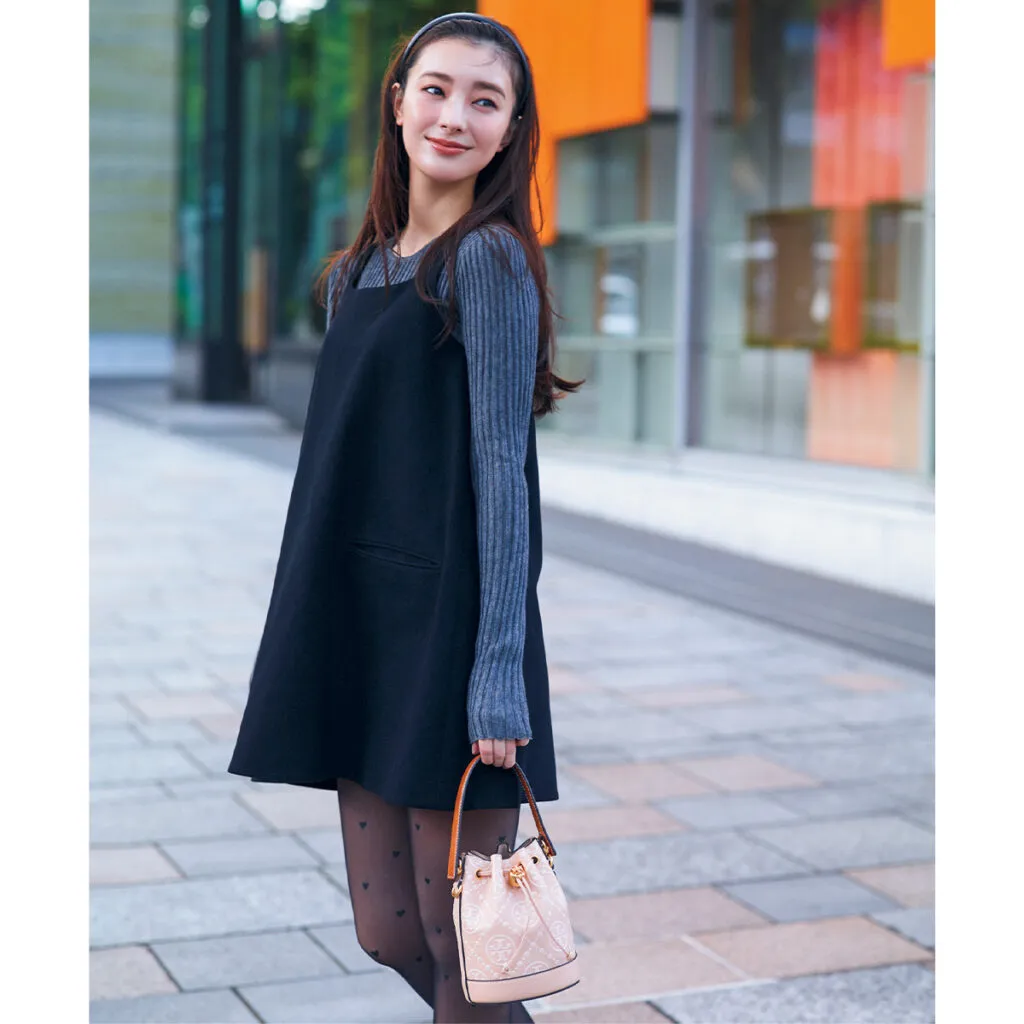 ミニワンピースにリブニットを重ねた30代におすすめのワンピースコーデ