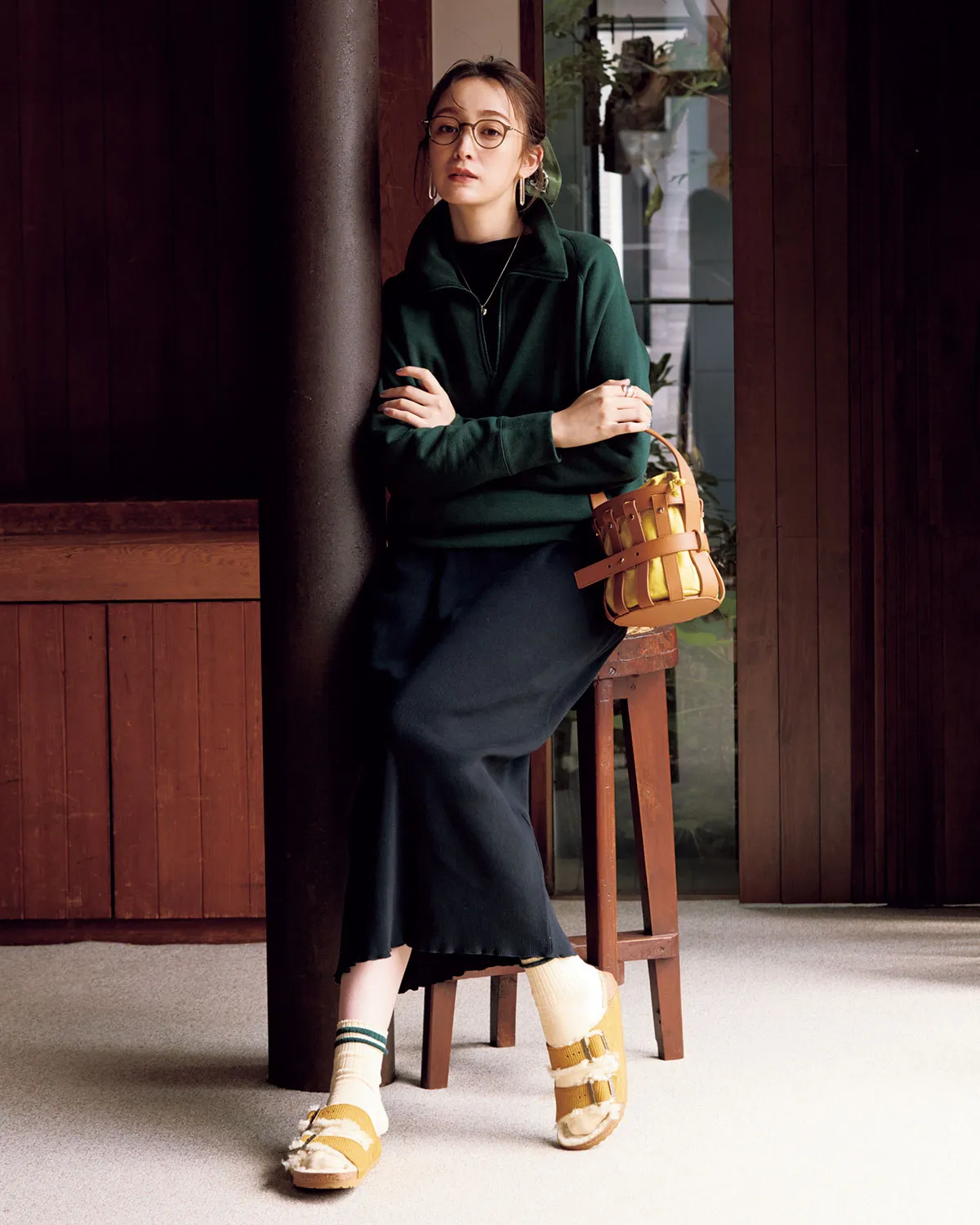 黒のワンピースにグリーンのスウェットを重ねた30代におすすめのワンピースコーデ