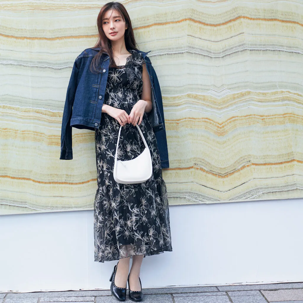 総柄ワンピースにデニムジャケットを肩掛けした、30代におすすめのワンピースコーデ