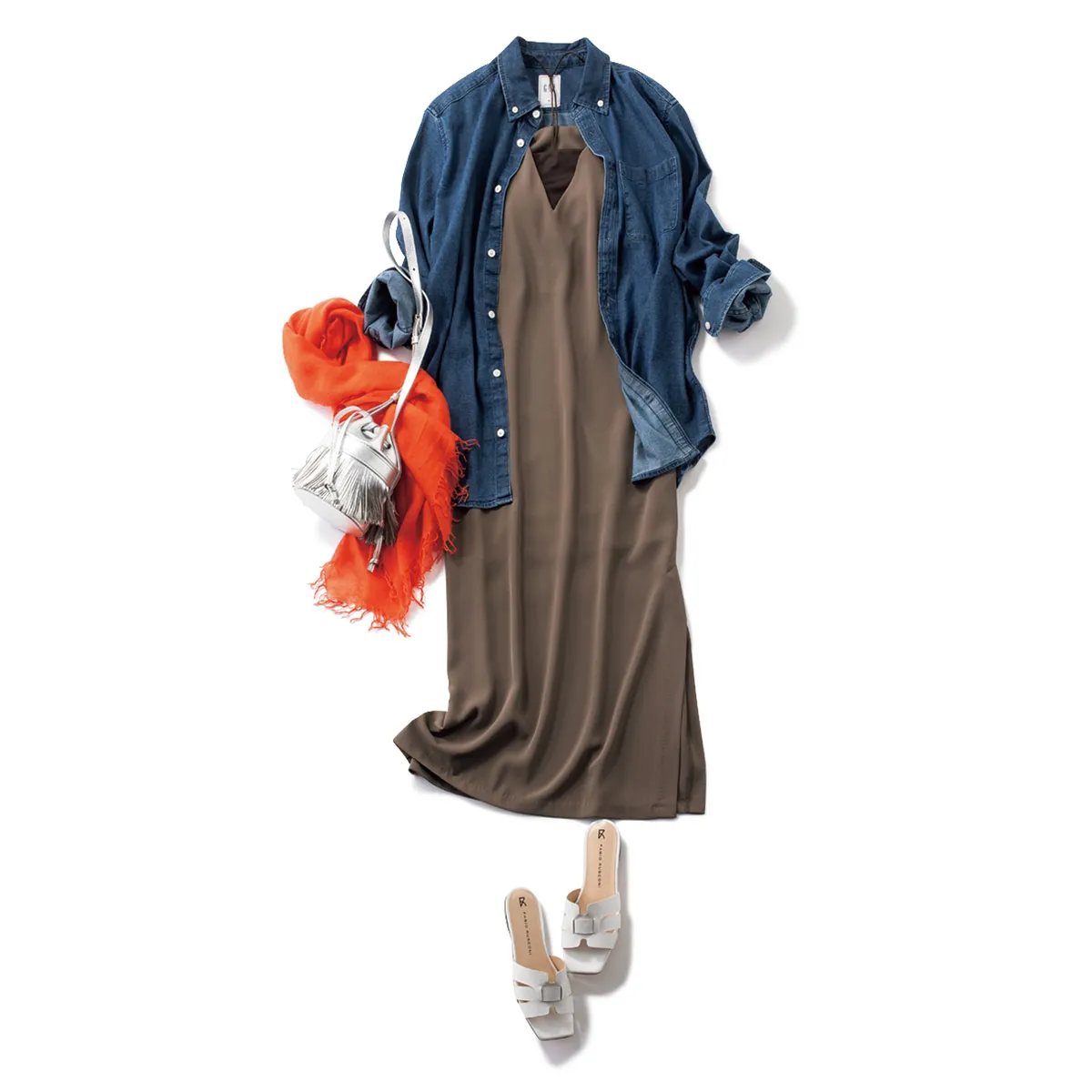 ブラウンのキャミソールワンピースにデニムジャケットを羽織った30代におすすめのワンピースコーデ