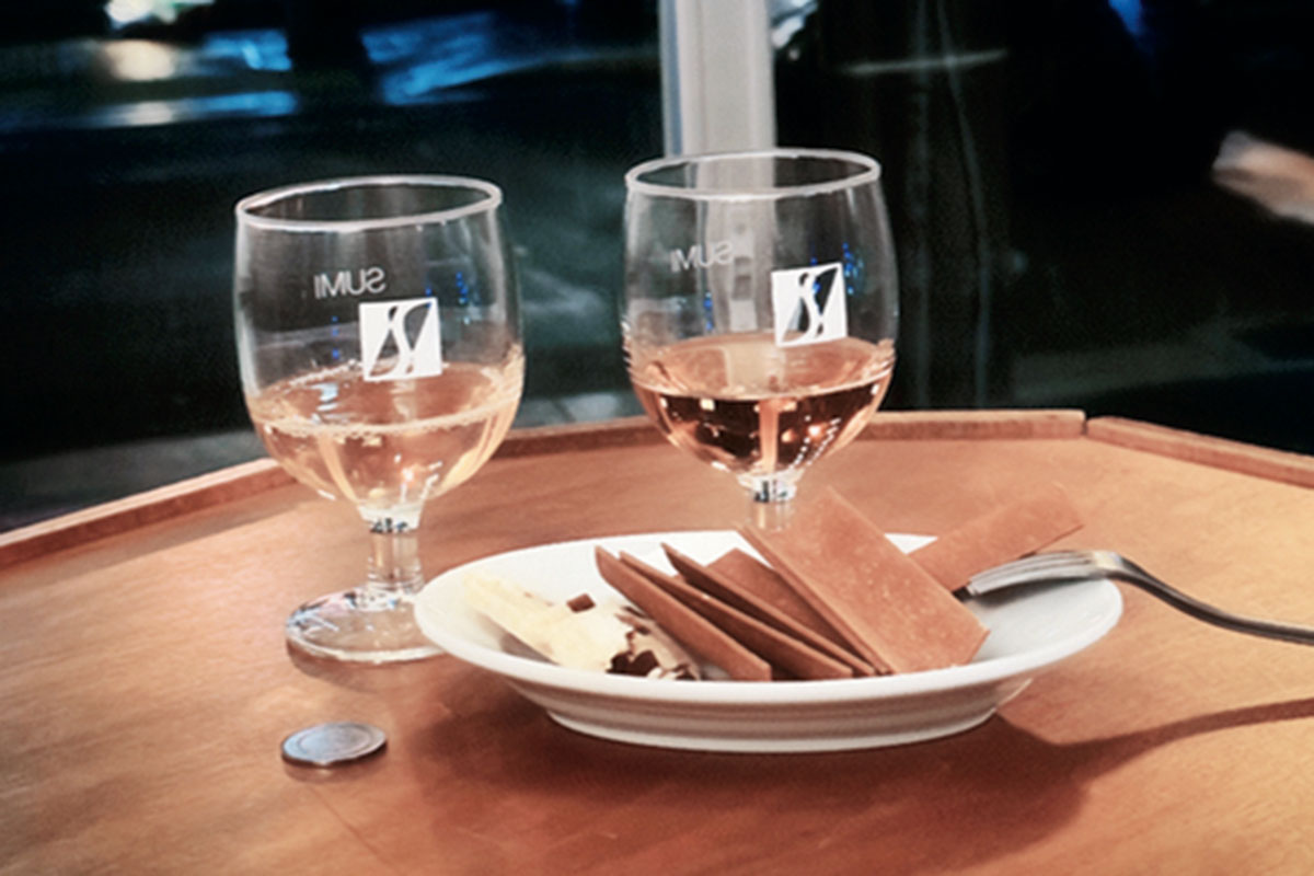 SUMIのグラスワインと八ツ橋と奈良漬レーズンバター