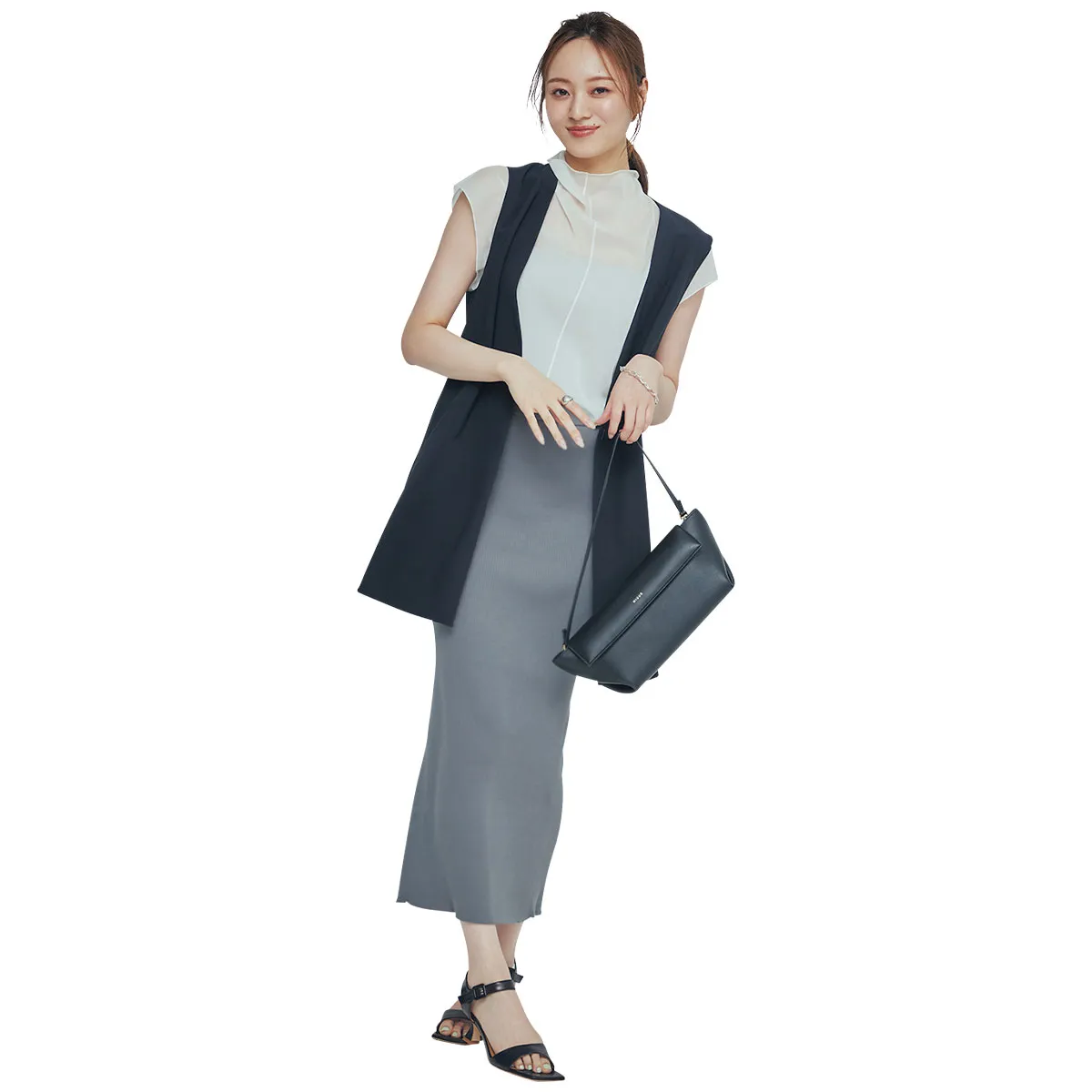 ジレコーデでおすすめのブラウス×スカート×ノーカラージレの梅澤美波さん