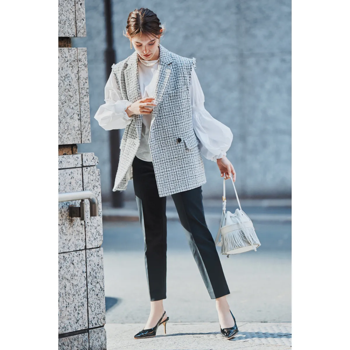 春におすすめのジレコーデのブラウス×スティックパンツにツイードジレを羽織ったトラウデン直美さん