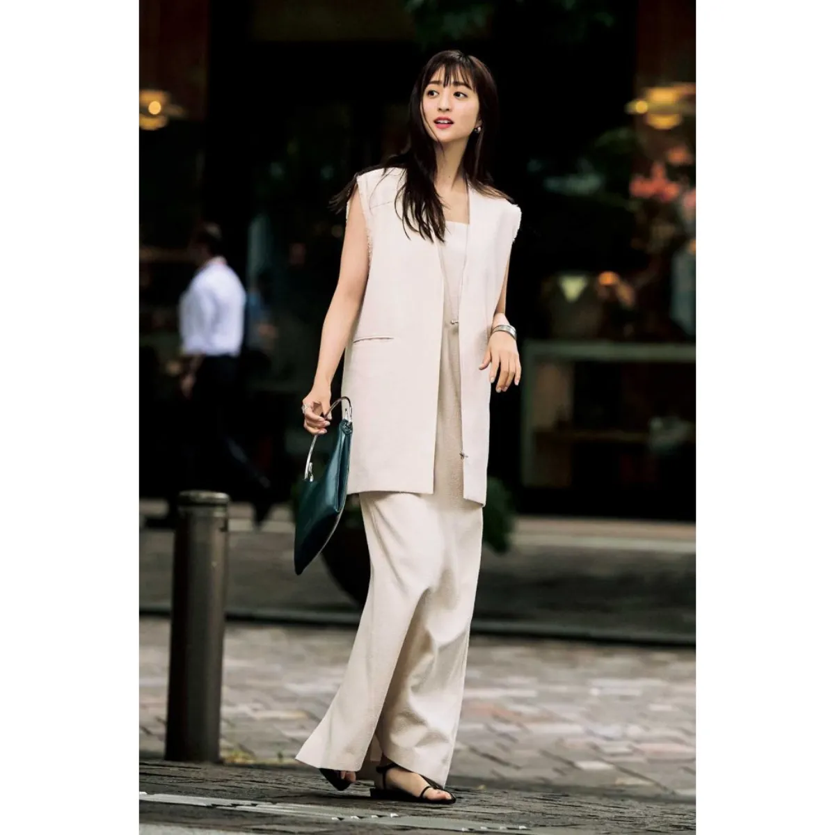 夏のジレコーデでおすすめのニュアンスカラーのジレ×ワンピの堀田茜さん