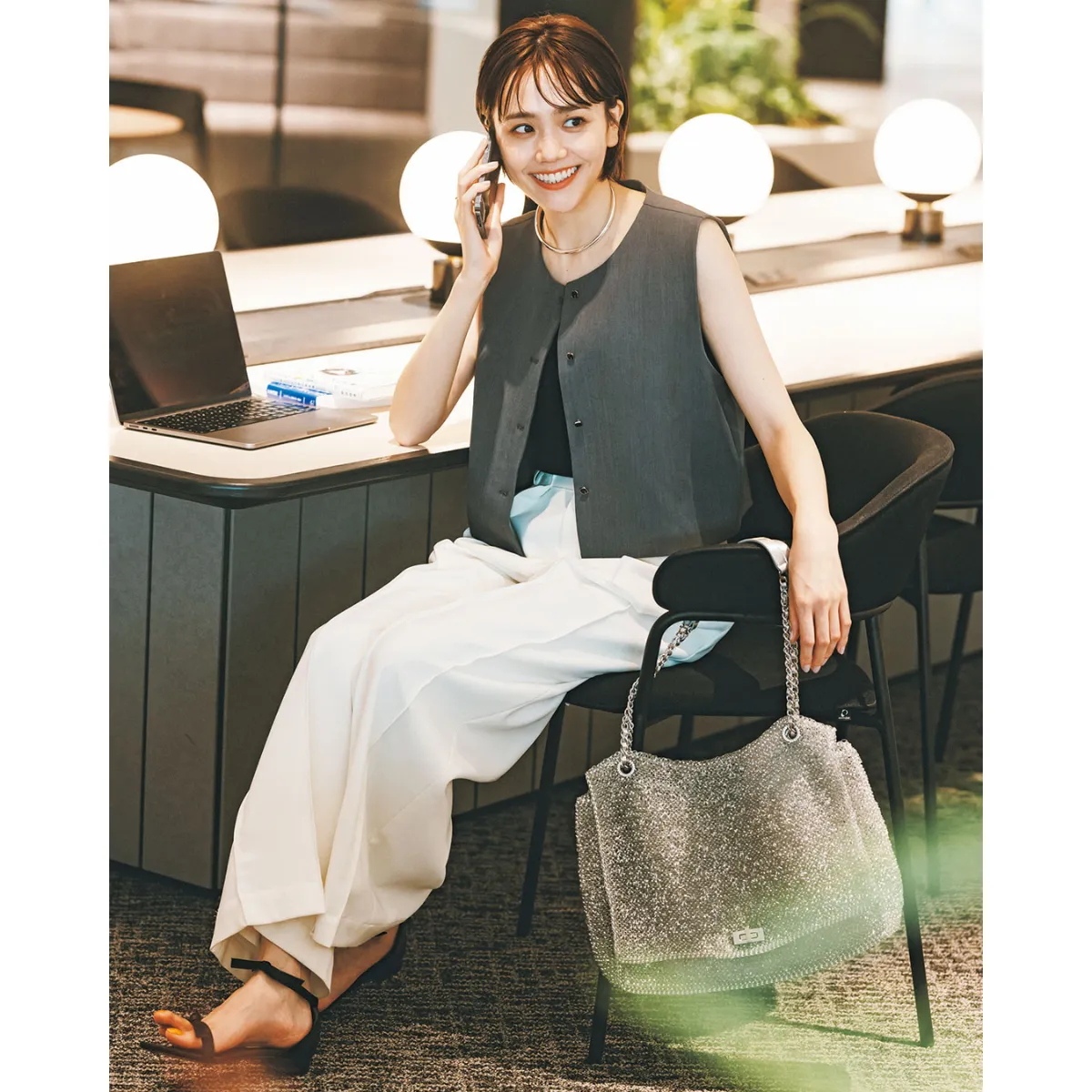 夏のジレコーデでおすすめの短丈ジレ×白パンツの松井愛莉さん